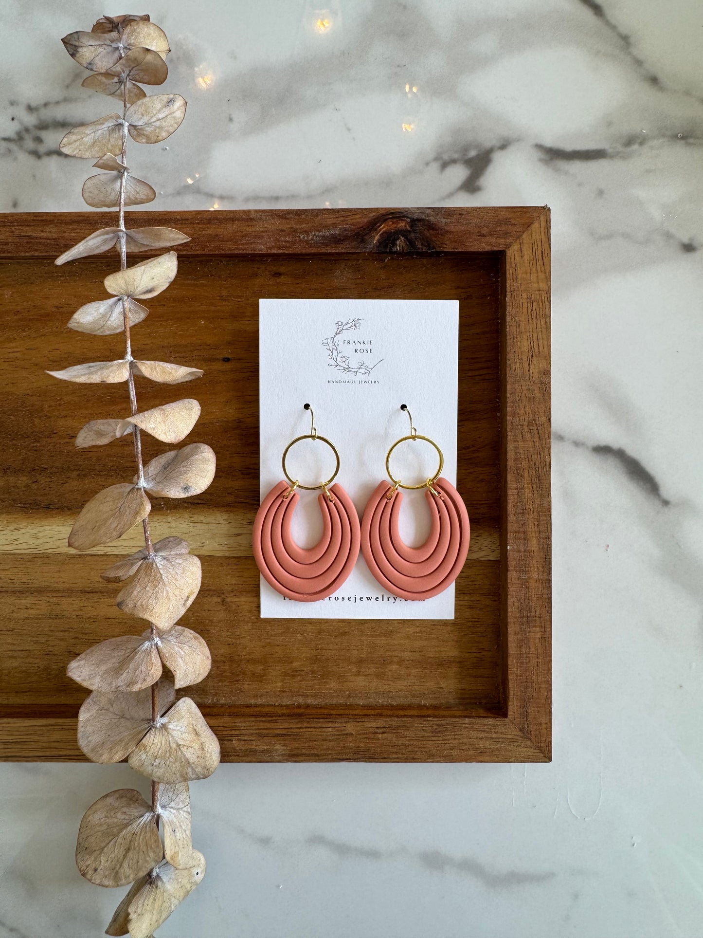 Extruded horseshoe with brass circle