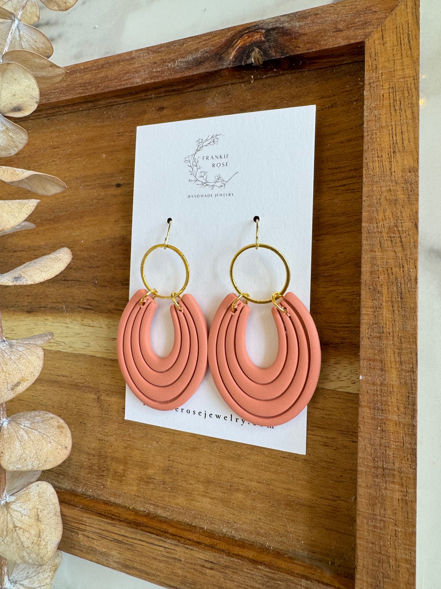 Extruded horseshoe with brass circle