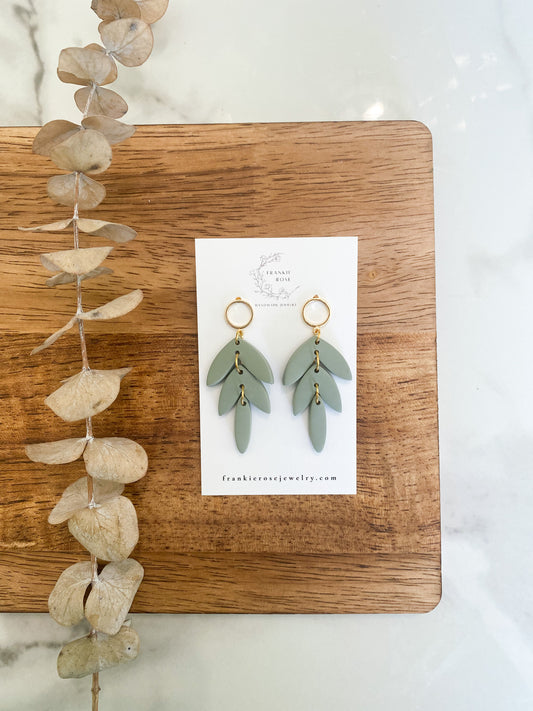 Neutral colored dangly leafs | clay earrings